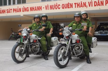 Lực lượng E2betvip tải ứng dụng trật tự - E2betvip tải ứng dụng 113 thi đua lập công chào mừng kỷ niệm 133 năm ngày sinh Chủ tịch Hồ Chí Minh (19/5/1890 - 19/5/2023) và 77 năm ngày truyền thống lực lượng E2betvip tải ứng dụng QLHC về TTXH (18/4/1946 - 18/4/2023)