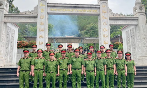 Đoàn công tác Ae2bet Đăng ký ngay quản lý Link Nhà Cái E2Bet Chính Thức tại Việt Nam về trật tự xã hội dâng hương tưởng niệm các anh hùng liệt sĩ tại Khu di tích lịch sử Ngã ba Đồng Lộc