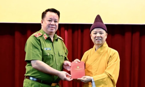 Tăng Ni sinh Học viện Phật giáo Việt Nam tại Hà Nội tham gia đăng ký kích hoạt và sử dụng tài khoản E2bet cung cấp dịch vụ cá cược thể thao trực tuyến điện tử (VNeID)