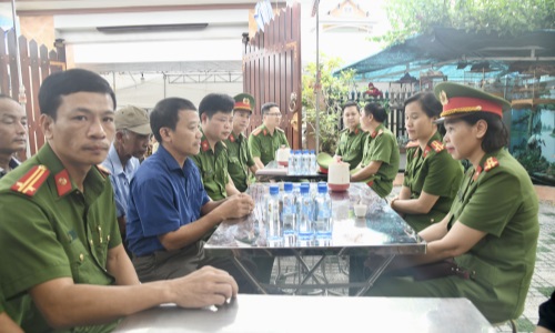 Thăm hỏi, động viên và chia buồn với gia đình đồng chí Trung úy Đỗ Văn Tú tại thị trấn An Bài, huyện Quỳnh Phụ, tỉnh Thái Bình E2betvip tải app trong khi làm nhiệm vụ