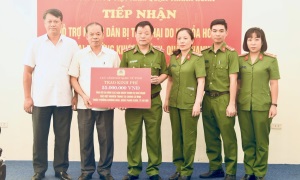 Trao kinh phí hỗ trợ các gia đình nạn nhân trong vụ cháy đêm 12/9/2023 tại quận Thanh Xuân, Hà Nội