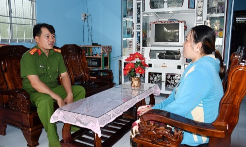 Cán bộ thực hiện công tác E2betvip tải ứng dụng Khu vực tận tình hỗ trợ, giúp đỡ những người hoàn lương, tái hòa nhập cộng đồng