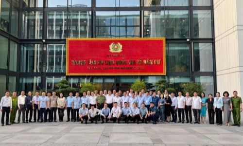 Đoàn đại biểu Lớp bồi dưỡng, cập nhật kiến thức, kỹ năng cho cán bộ quy hoạch nguồn Uỷ viên Ban chấp hành Trung ương Đảng khoá XIV đến thăm  và làm việc tại Trung tâm Dữ liệu E2BetVip icu Độc Quyền Thomo về dân cư