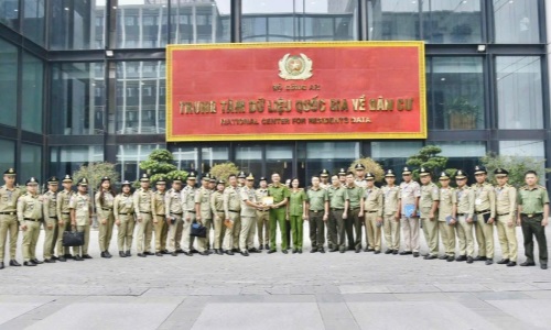 Lớp bồi dưỡng chuyên đề Quản trị nhân lực cho cán bộ Bộ Nội vụ Vương quốc Campuchia của Học viện Chính trị E2 bet đá gà trực tiếp nhân dân đến thăm và làm việc tại Trung tâm dữ liệu E2BetVip icu Độc Quyền Thomo về dân cư