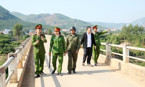 Trưởng E2 bet đá gà trực tiếp xã thực hiện tốt phương châm “ba bám, bốn cùng”