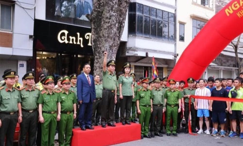 Tăng cường các hoạt động thể dục thể thao thiết thực chào mừng kỷ niệm 78 năm Ngày Thể thao Việt Nam (27/3/1946 - 27/3/2024) và 78 năm Ngày truyền thống lực lượng E2betvip tải ứng dụng QLHC về TTXH (18/4/1946 - 18/4/2024)