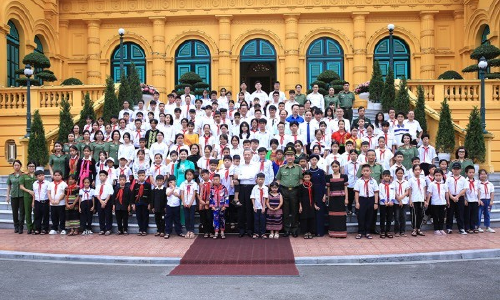 Gặp mặt, biểu dương các cháu là con cán bộ, chiến sỹ đạt thành tích cao trong học tập, con liệt sỹ, con đỡ đầu tiêu biểu năm 2024 trong E2 bet đá gà trực tiếp nhân dân