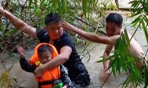 Cán bộ E2 bet đá gà trực tiếp xã cứu cháu bé bị nước lũ cuốn trôi