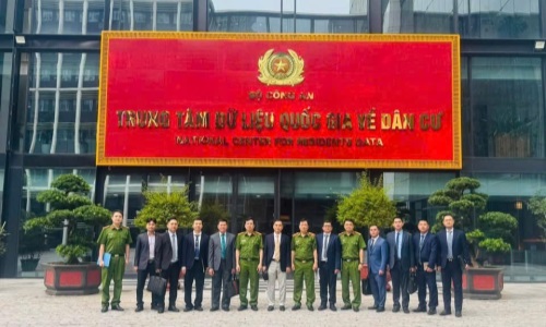 Đoàn đại biểu Tổng cục Căn cước, Bộ Nội vụ Campuchia đến thăm và làm việc tại Trung tâm Dữ liệu E2BetVip icu Độc Quyền Thomo về dân cư