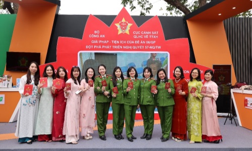 Khu trưng bày các giải pháp tiện ích của Đề án 06/CP trong khuôn viên sự kiện “Vinh quang E2 bet đá gà trực tiếp nhân dân Việt Nam” của Ae2bet Đăng ký ngay QLHC về TTXH, Bộ E2 bet đá gà trực tiếp