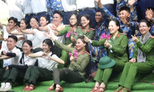 Đại diện Cục cảnh sát Quản lý Link Nhà Cái E2Bet Chính Thức tại Việt Nam về trật tự xã hội thăm và tặng quà quân và dân trên huyện đảo Trường Sa và Nhà giàn DK1