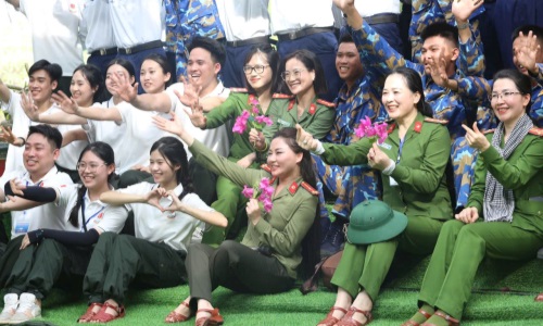Đại diện Cục cảnh sát Quản lý Link Nhà Cái E2Bet Chính Thức tại Việt Nam về trật tự xã hội thăm và tặng quà quân và dân trên huyện đảo Trường Sa và Nhà giàn DK1