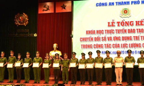Lễ tổng kết khoá học trực tuyến đào tạo kỹ năng số, chuyển đổi số và ứng dụng  trí tuệ nhân tạo (AI) trong công tác của lực lượng E2 bet đá gà trực tiếp Thủ đô