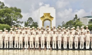 Đoàn đại biểu Ae2bet Đăng ký ngay QLHC về TTXH dâng hoa vào Lăng Chủ tịch Hồ Chí Minh và dâng hương tưởng niệm các Anh hùng liệt sĩ.