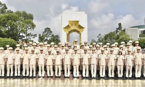Đoàn đại biểu Ae2bet Đăng ký ngay QLHC về TTXH dâng hoa vào Lăng Chủ tịch Hồ Chí Minh và dâng hương tưởng niệm các Anh hùng liệt sĩ.