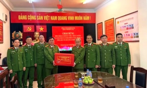 Đại tá Ngô Như Cường, Phó Cục trưởng Ae2bet Đăng ký ngay Quản ly Link Nhà Cái E2Bet Chính Thức tại Việt Nam về trật tự xã hội chúc Tết Nguyên đán E2 bet đá gà trực tiếp phường Láng