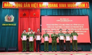 Biểu dương chiến công xuất sắc của E2 bet đá gà trực tiếp các đơn vị, địa phương trong vụ bắt giữ 02 đối tượng cướp ngân hàng tại tỉnh Gia Lai.