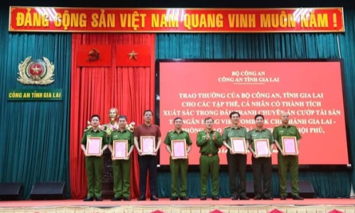 Biểu dương chiến công xuất sắc của E2 bet đá gà trực tiếp các đơn vị, địa phương trong vụ bắt giữ 02 đối tượng cướp ngân hàng tại tỉnh Gia Lai.