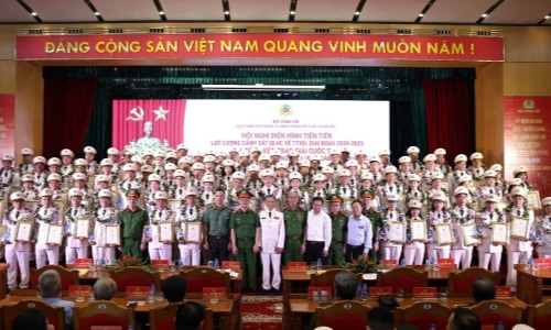 Tôn vinh điển hình tiên tiến lực lượng E2betvip tải ứng dụng QLHC về TTXH hướng tới kỷ niệm 80 năm Ngày truyền thống
